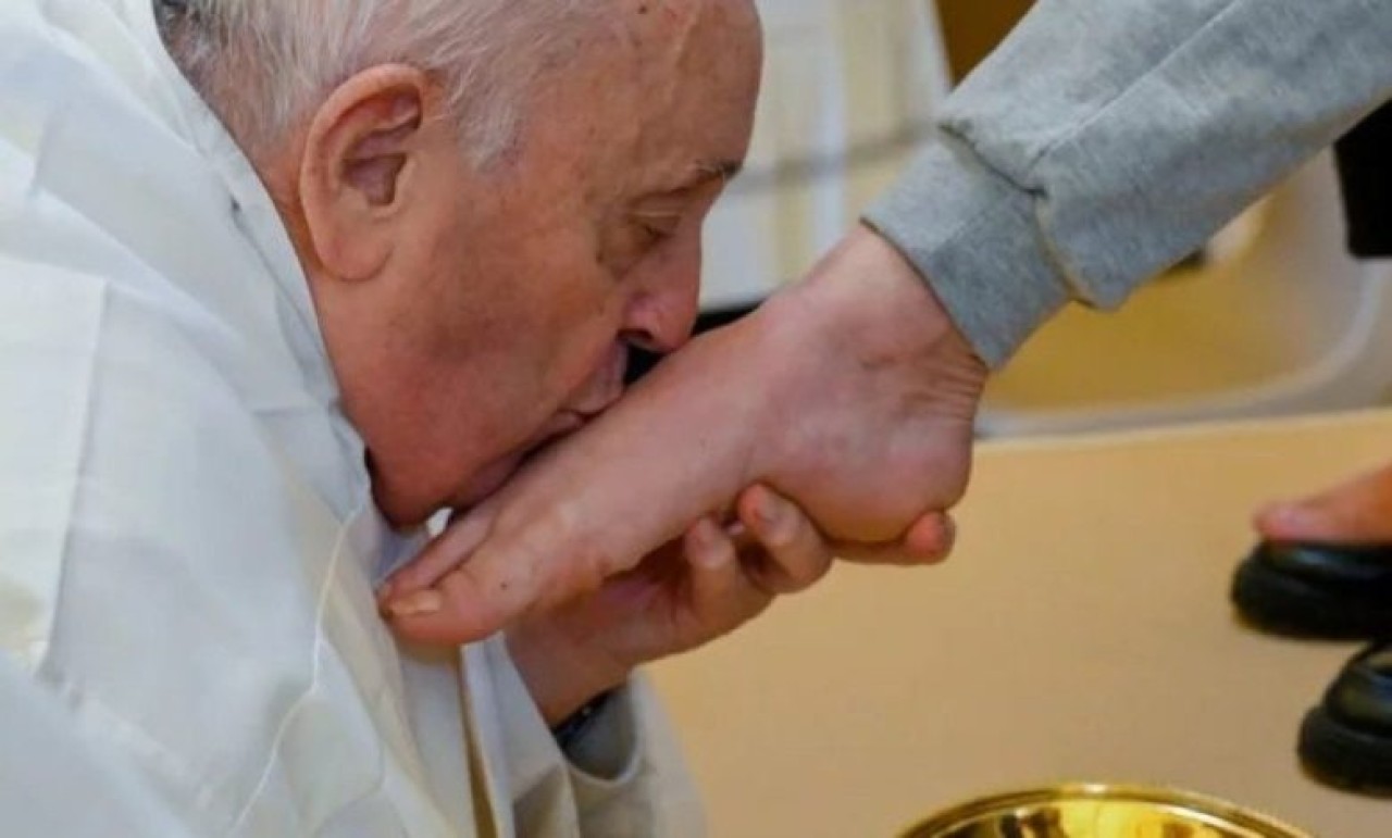 Papa kadınların ayağını yıkayıp öptü