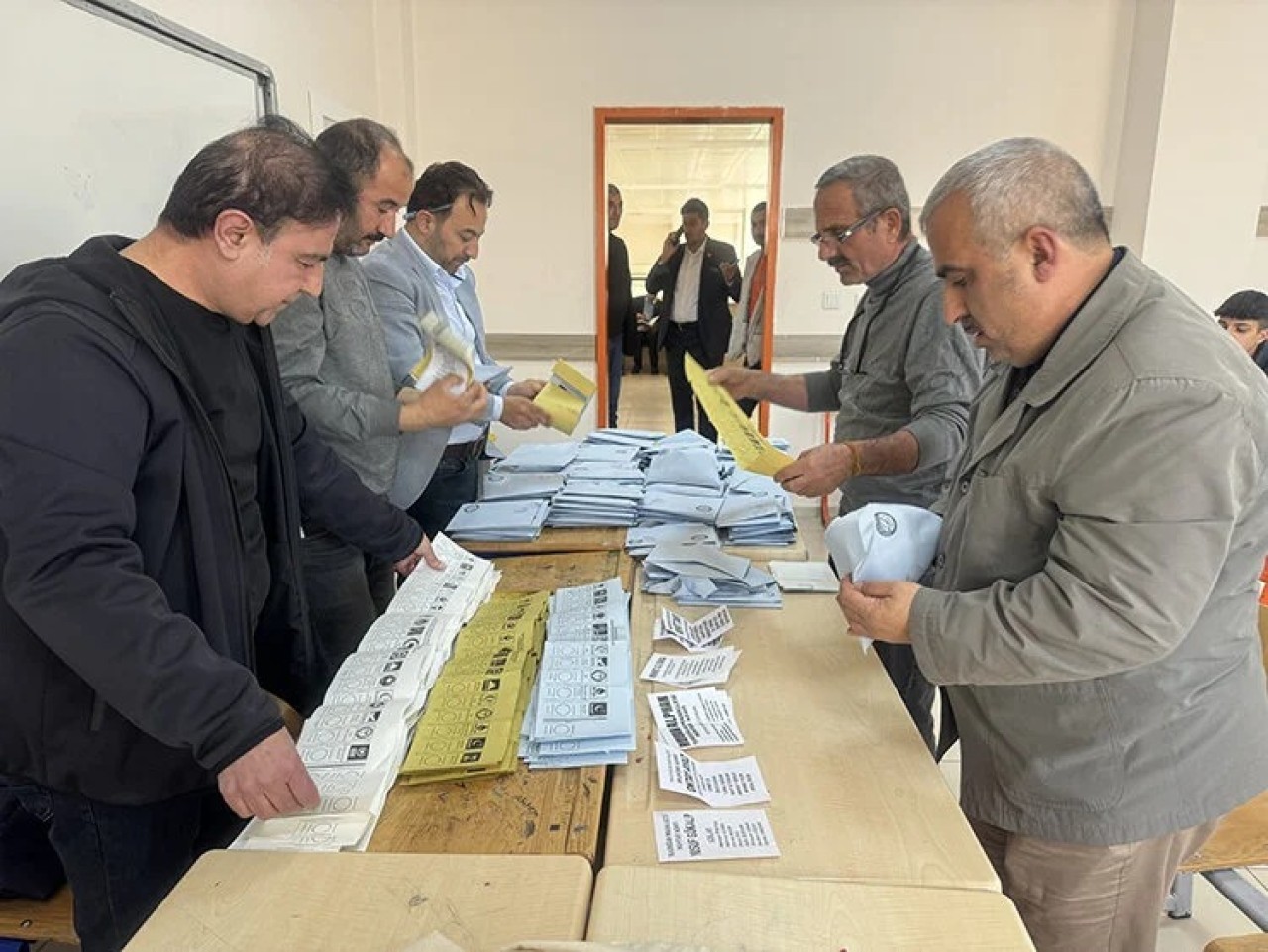 Oyların sayımına geçildi. İlk sonuçlar gelmeye başladı