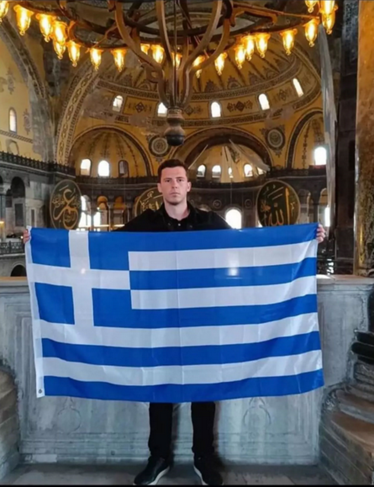 Ayasofya’da provokasyon! Yunan turist bayrak açtı
