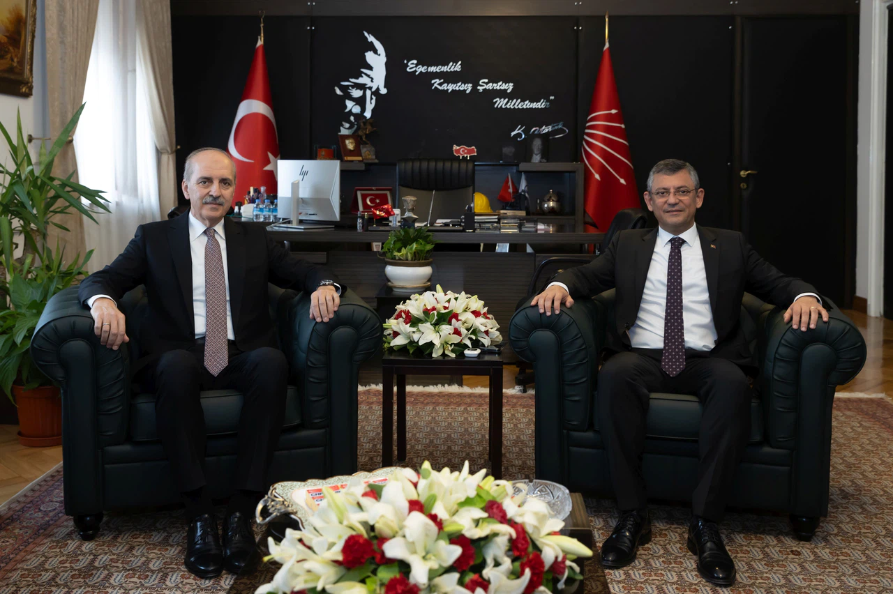 Özgür Özel ile Numan Kurtulmuş görüştü: Anayasa'da yenilik için ilk adım