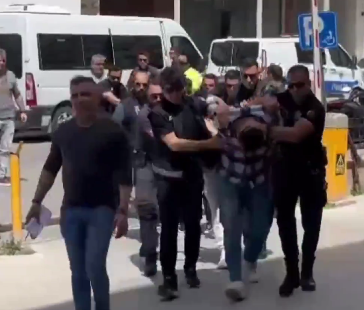 Restorana silahlı saldırı! Bakan duyurdu: 2 kişi tutuklandı