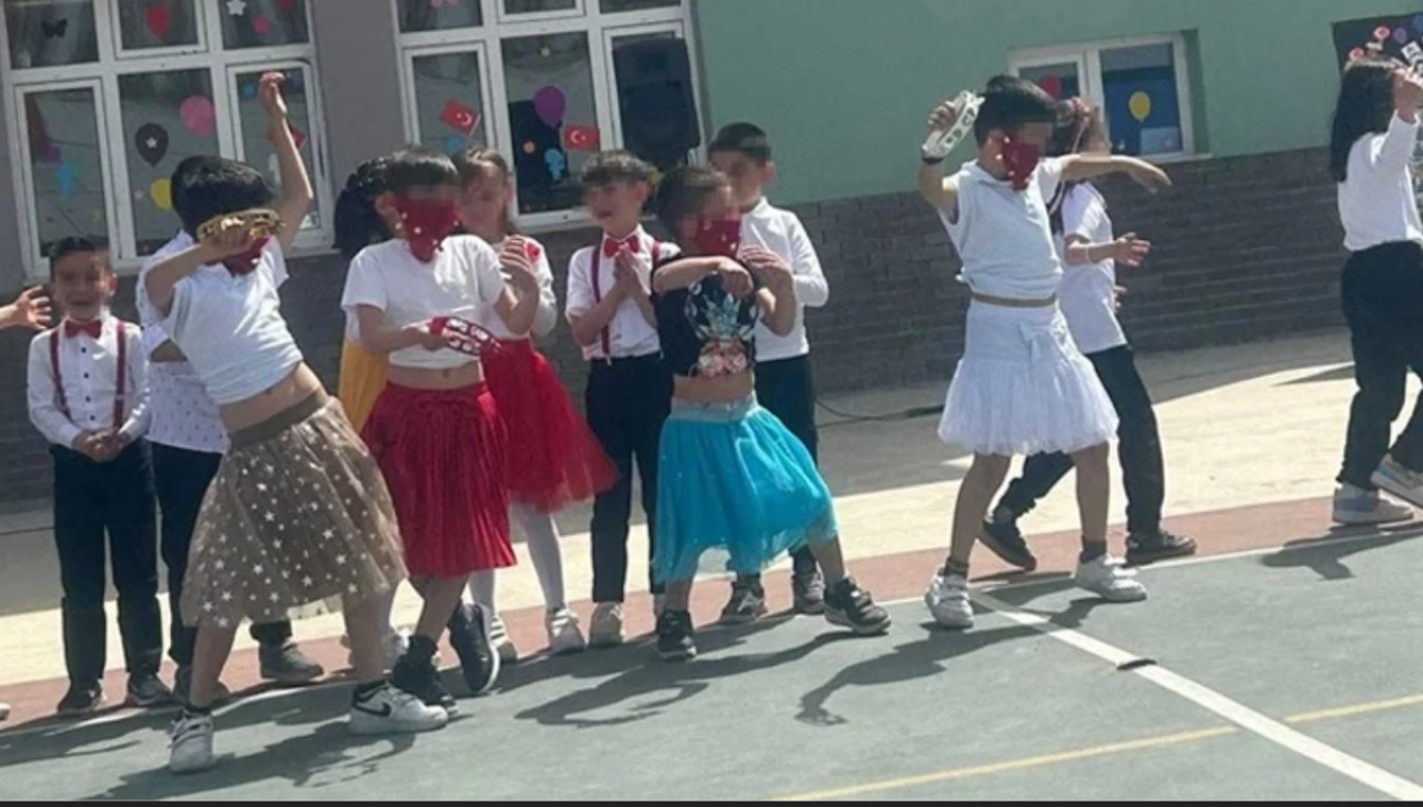 Erkek öğrencilere etek giydirip peçe taktırdılar!