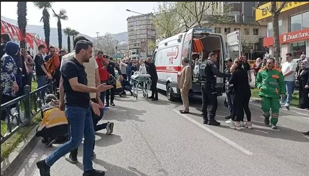 Bursa'da feci kaza: Yaya geçidinde bir otomobil anne Tuba Çival'i yaşamından kopardı kızları ise ağrı yaralı!