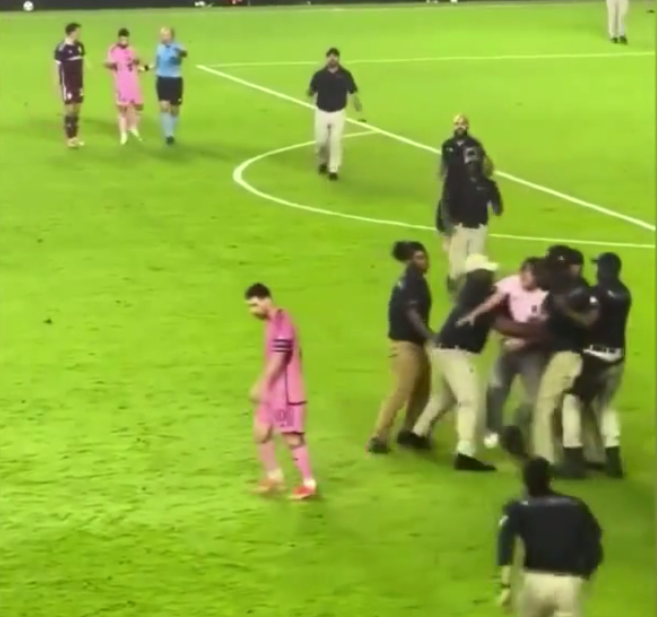 Korumaları göz açtırmıyor! Messi'ye yaklaşmak isteyen taraftar kadın hayatının şokunu yaşadı