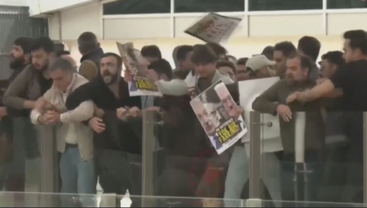 Sirkeci Garı'nda Almanya Cumhurbaşkanı protesto edildi!