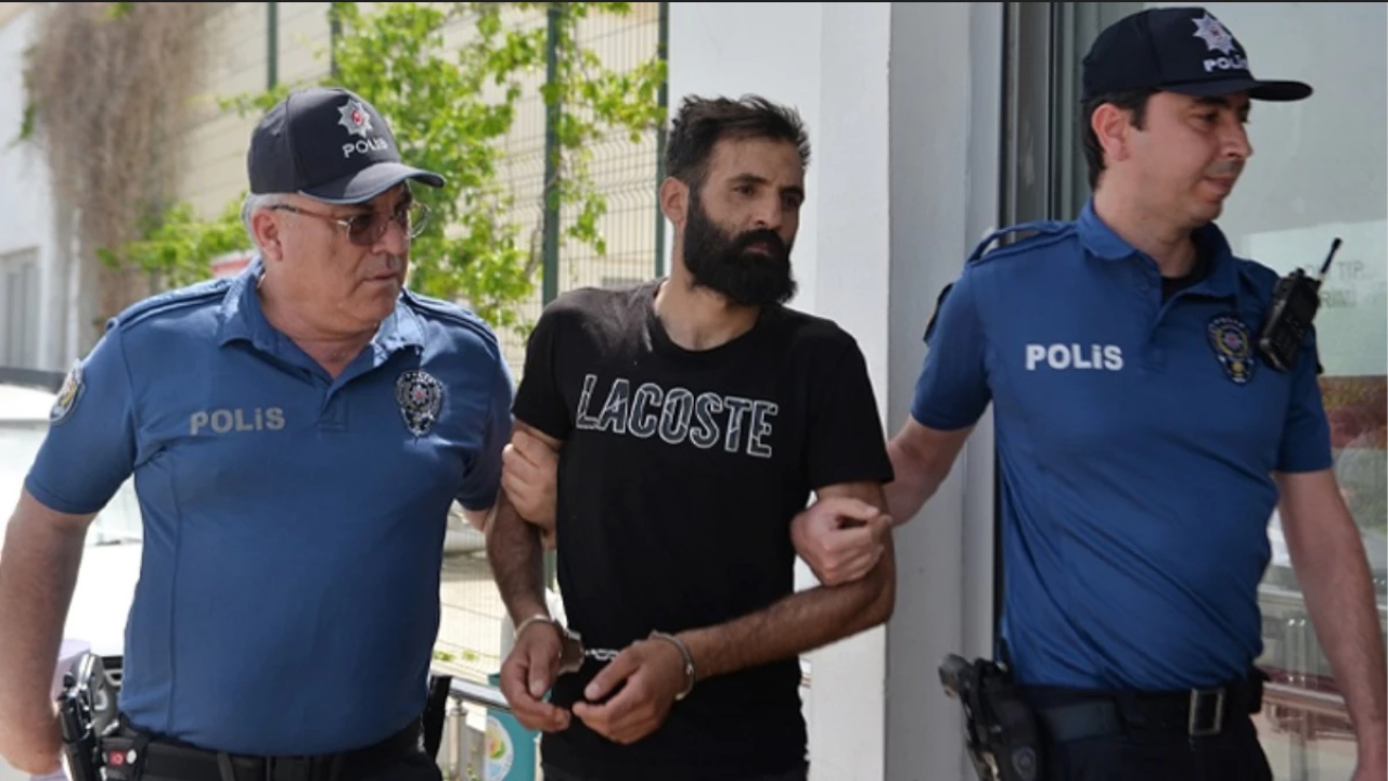 Eşi kapıyı geç açınca şüphelendi! Mutfak tezgahı altındaki arkadaşını bıçakladı