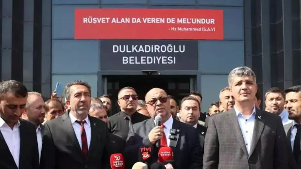 Belediye başkanı olunca 'Rüşvet alan da veren de mel'undur' yazısını astı. İkinci icraatı şaşkınlık yarattı