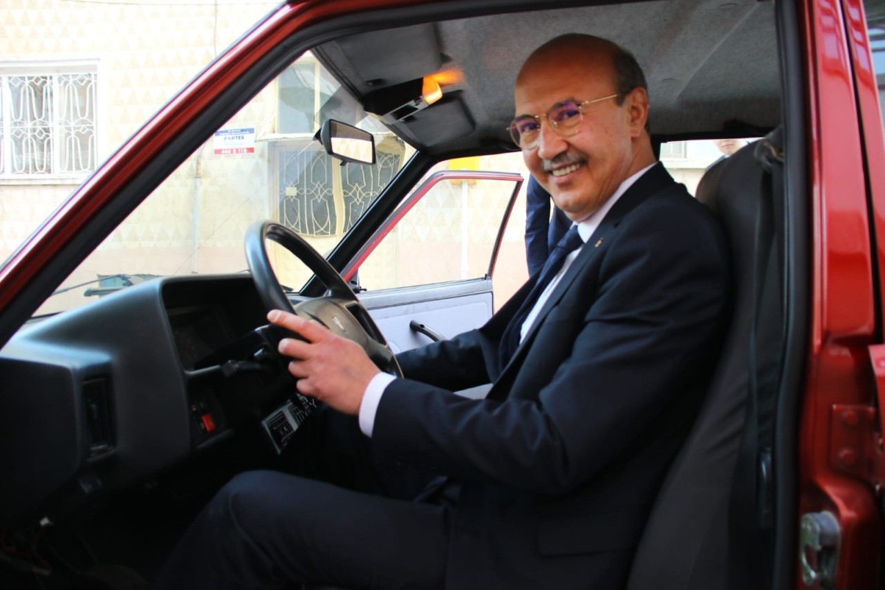 Yeni belediye başkanının makam aracı olay oldu