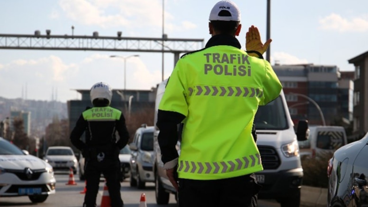 Ceza yazan trafik polisini bıçakladı