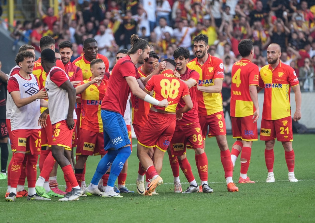 Göztepe başardı. İzmir'de yer yerinden oynadı