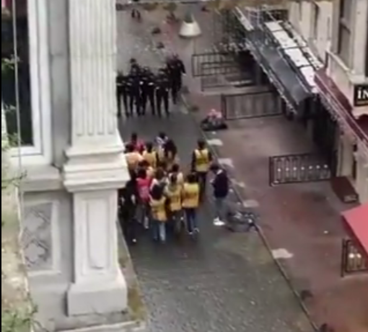 İstiklal Caddesi'nde pankart açan gruba müdahale: 15 kişilik grup gözaltına alındı