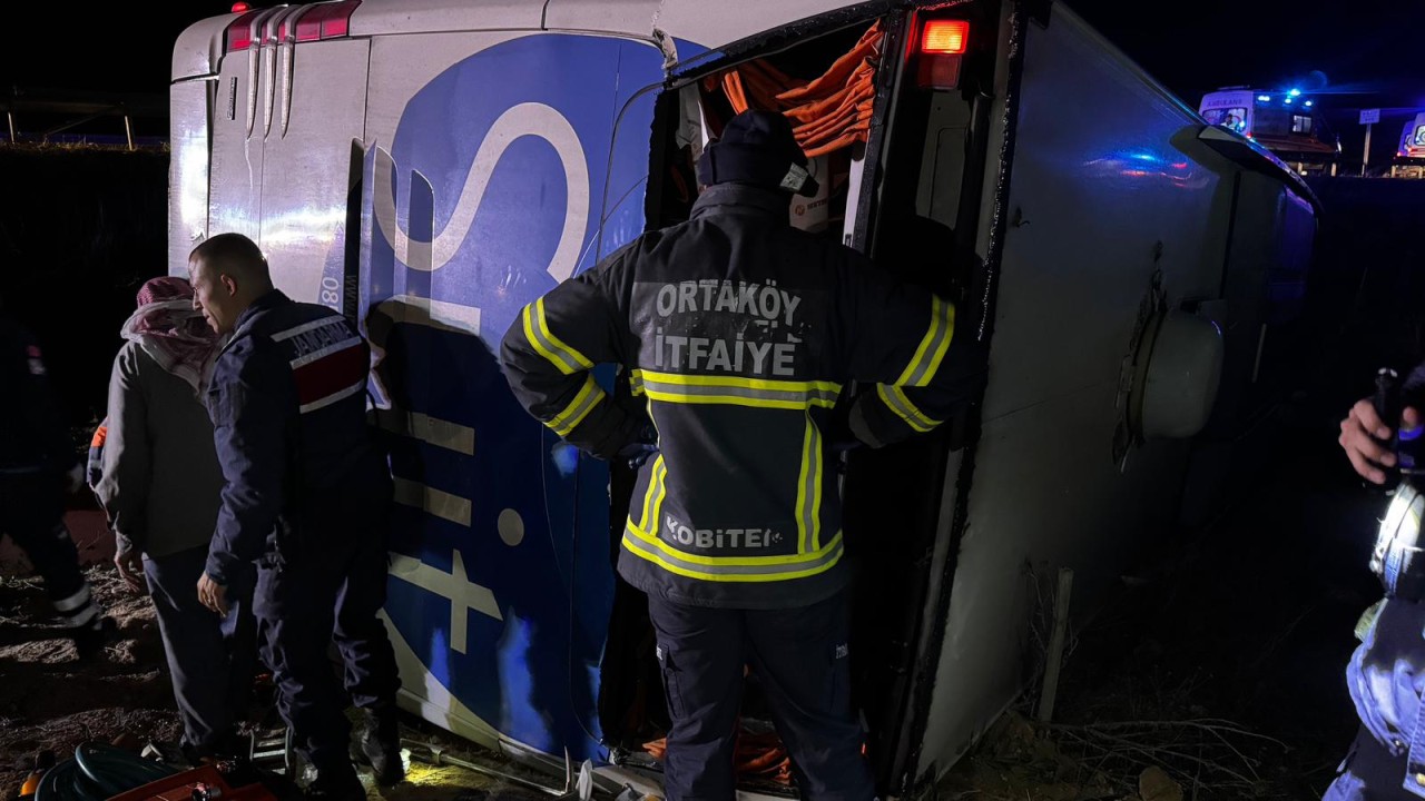 Aksaray'da yolcu otobüsü devrildi. Ölü ve yaralılar var