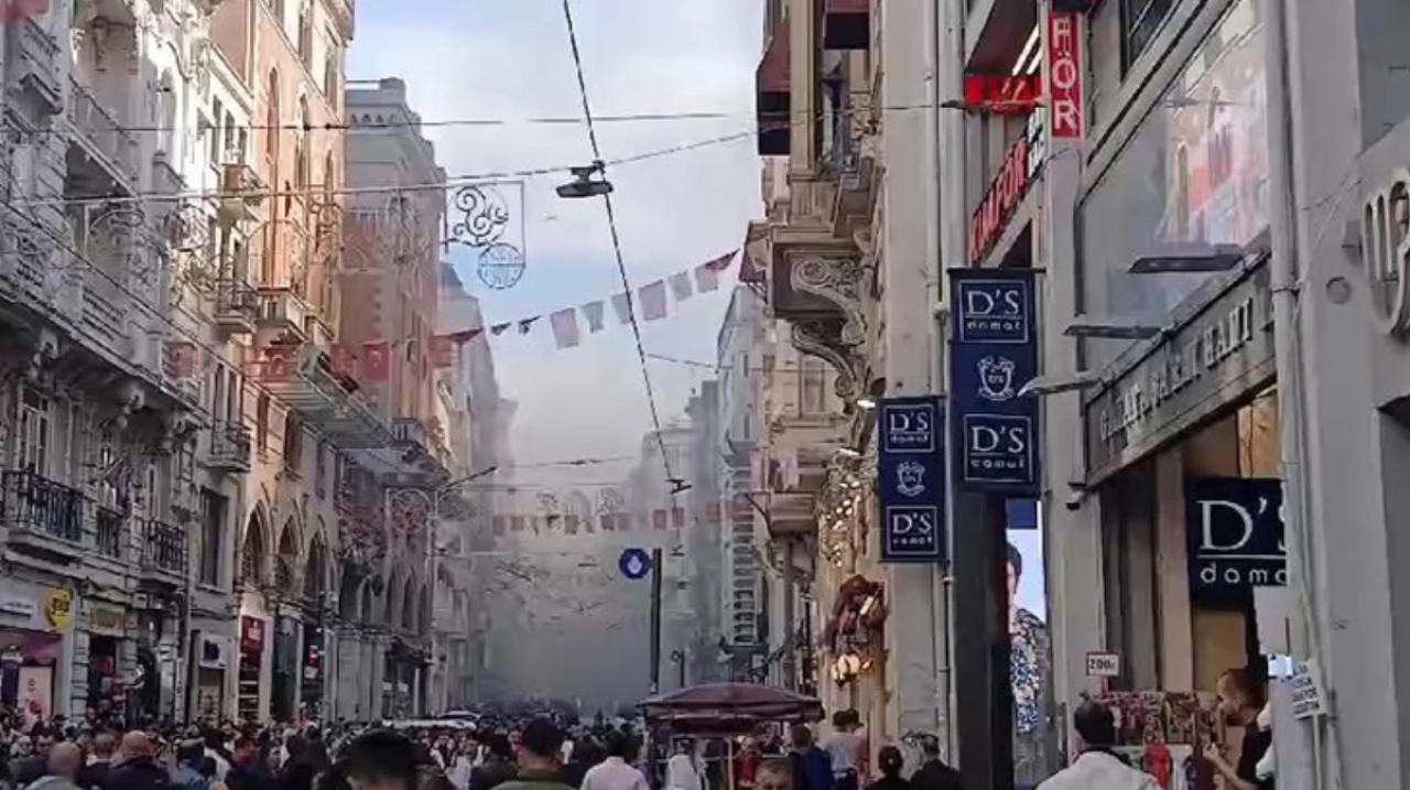 İstiklal Caddesi'nde bir iş yerinde yangın çıktı!