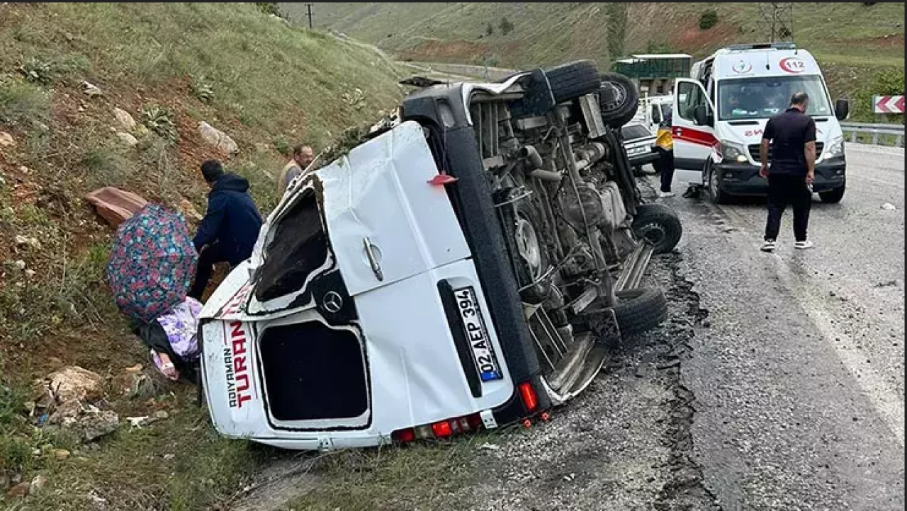 Malatya'da yolcu minibüsü devrildi: 12 yaralı