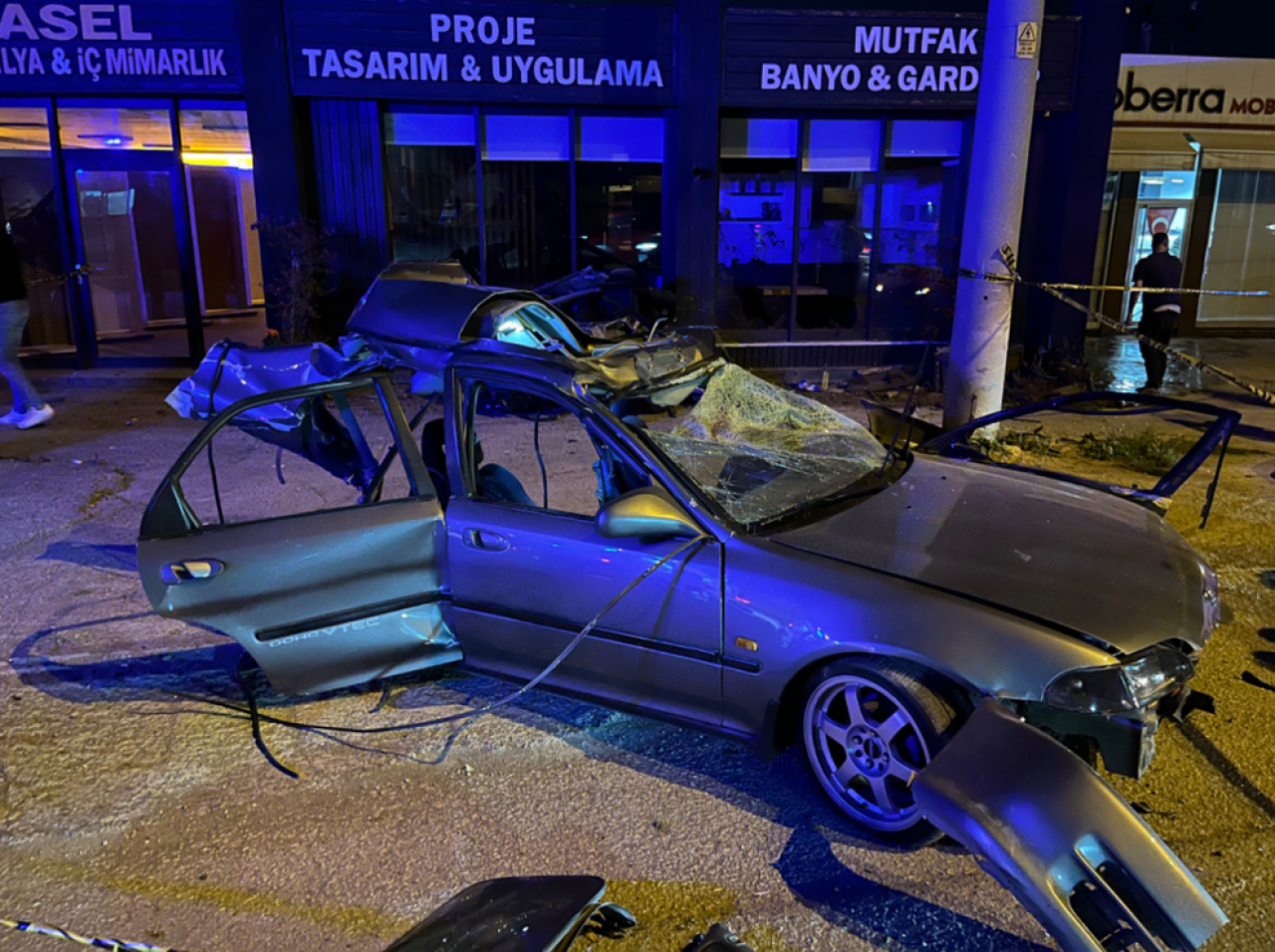 Kocaeli'nde feci kaza! Otomobil ikiye bölündü: 1 ölü,  1 yaralı!