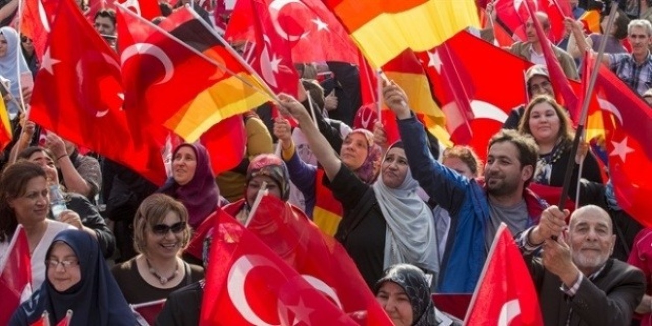 Yurt dışında kaç Türk yaşıyor? En fazla Türk nerede? Rakamları açıklandı