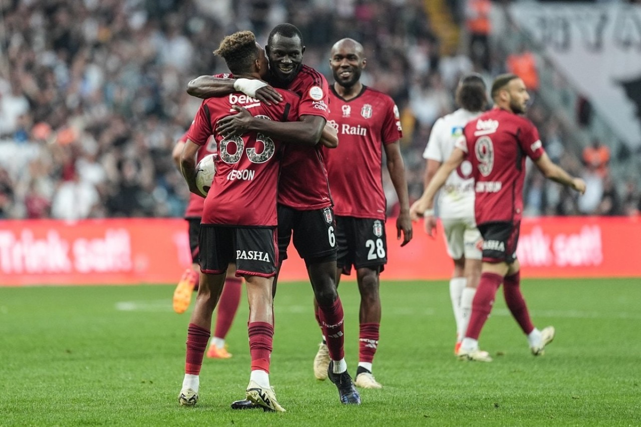 Beşiktaş Hatayspor karşısında yenilgiden 90+7'de kurtuldu