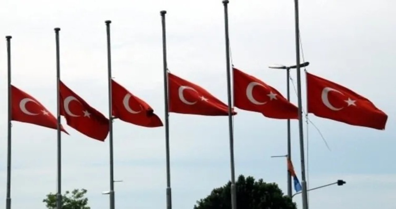 Türkiye'de bayraklar yarıya indirildi