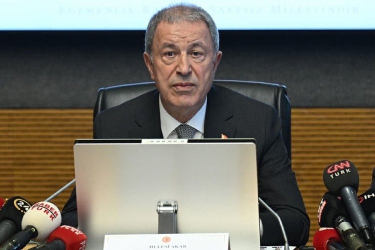 Hulusi Akar'ın mikrofonu açık kaldı: Nerede lan? Burada konuşan nerden?
