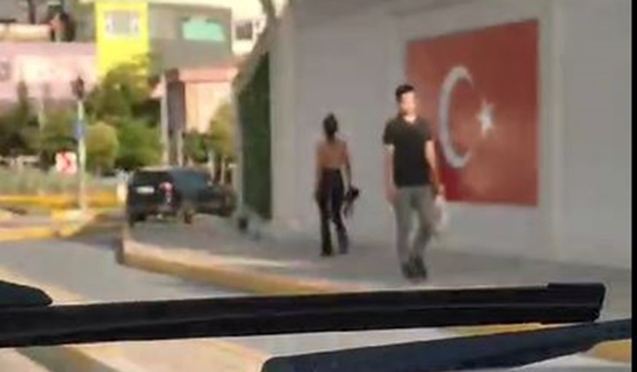 Üstü çıplak kadın bir anda sokağa fırladı. 'Beni siz delirttiniz' diye bağırdı