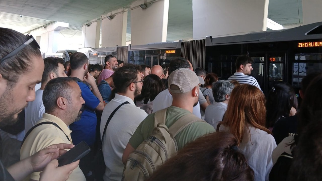 Metrobüs arıza yaptı. İnsanları çıldırtan anons
