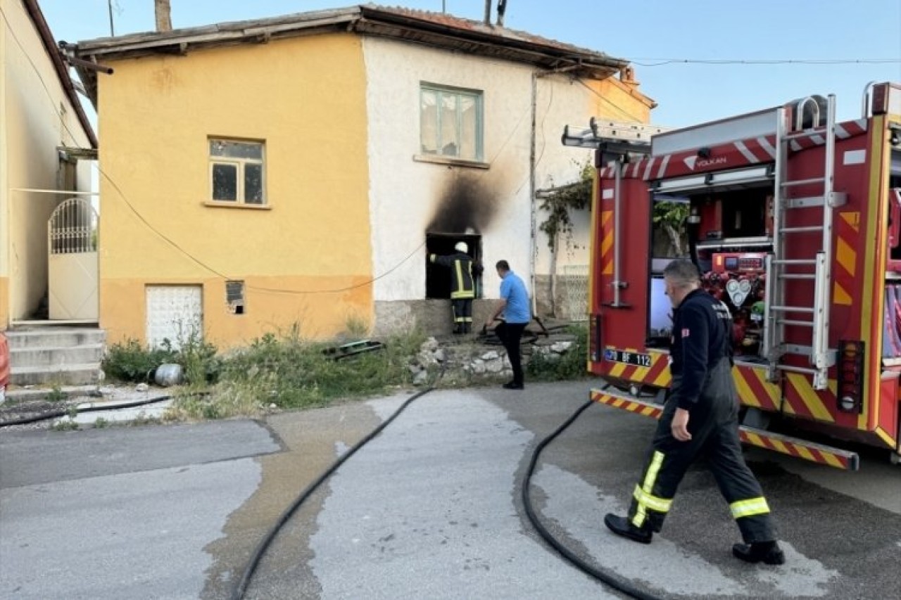 Ev sahibine kızdı evi ateşe verdi