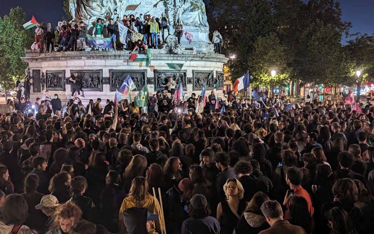 Fransa uyumadı. Halk sokağa çıktı protesto etti