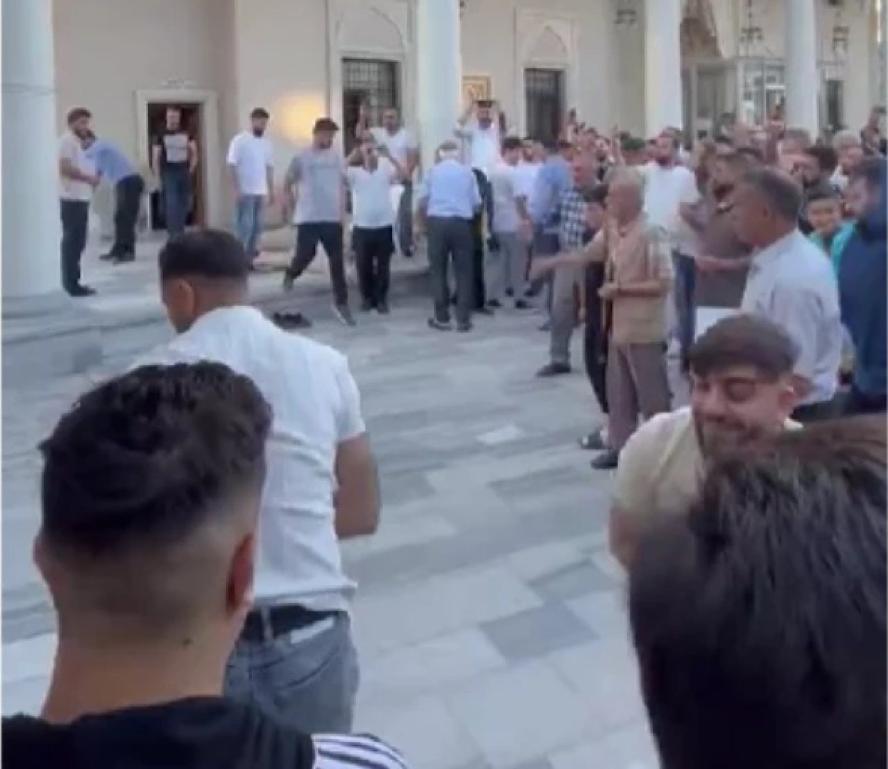 Bağcılar'da cami avlusunda Gazze eylemi! İşte taşlanan o pankart