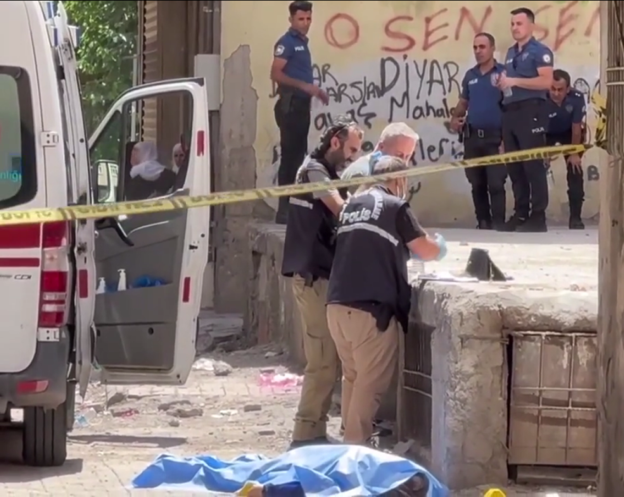 Diyarbakır'da kadın cinayeti! Hilal Kar sokakta başından vurularak öldürüldü