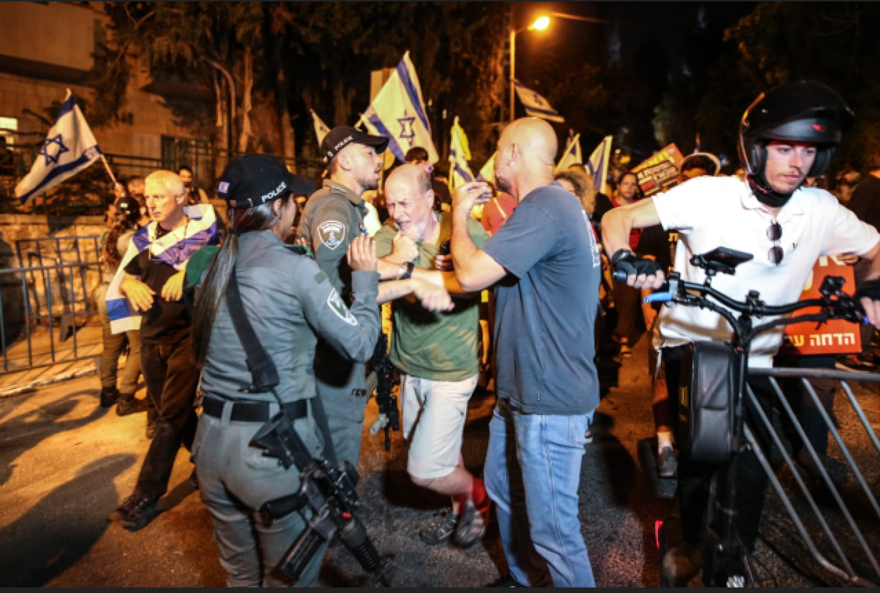 Batı Kudus'te Netanyahu için protestoya on binler katıldı!