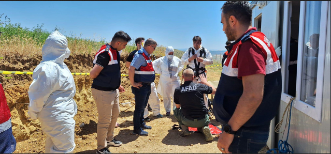 Define ararken çukura düşen 2 kişi yaşamını yitirdi!