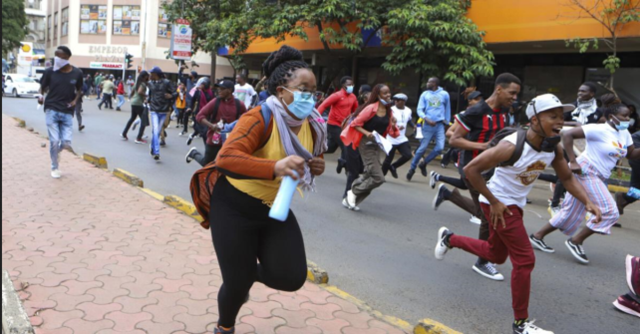 Kenya'da halk sokağa döküldü! En az 200 kişi yaralanırken,  100'den fazla kişi gözaltında
