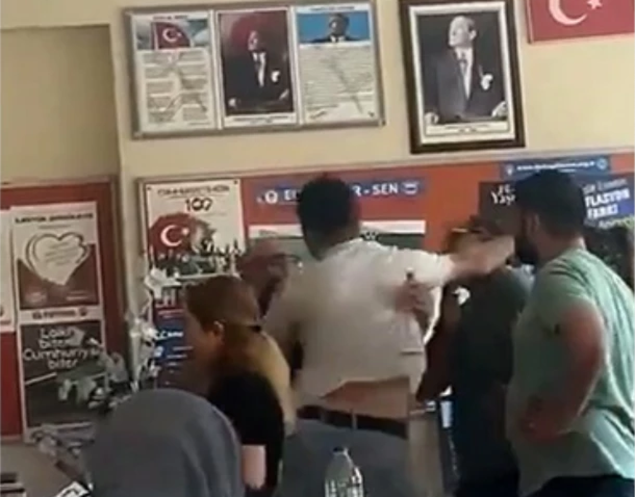 Sınıfta öğretmene yumruk atan saldırgan tutuklandı!