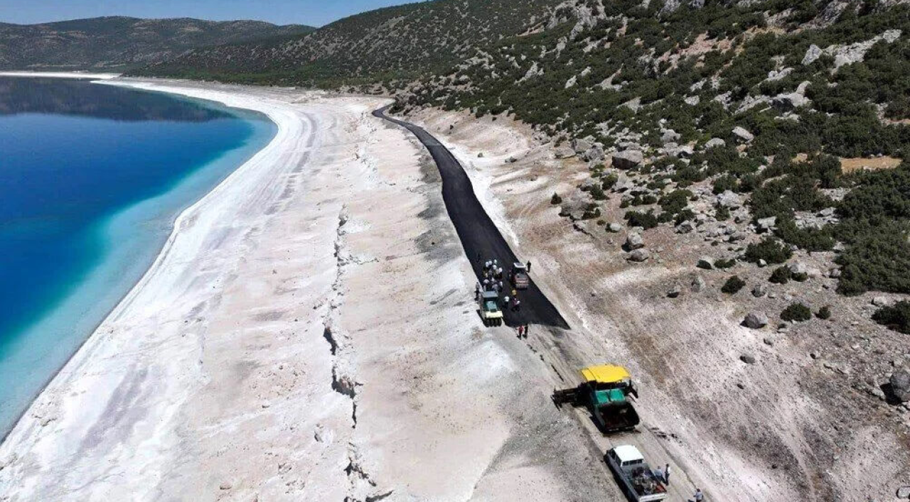 Salda Gölü'ne dökülen asfalt hakkında valilikten açıklama!