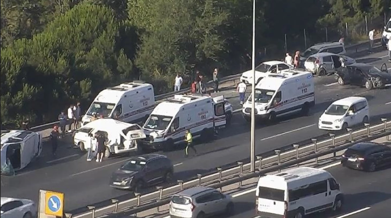 TEM Otoyolu'nda zincirleme kaza: 15 aracın karıştığı kazada  7 yaralı!