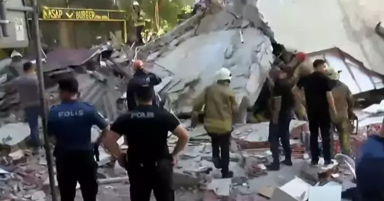 Küçükçekmece'de bina çöktü. Enkaz altında kalanlar var