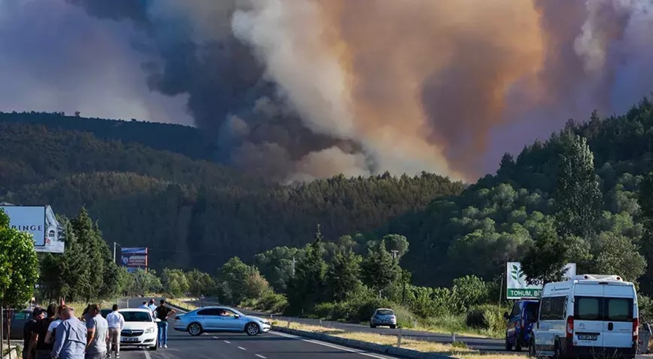 İzmir'de 16 yerde birden yangın çıktı. Evler boşaltıldı,  otoban kapatıldı