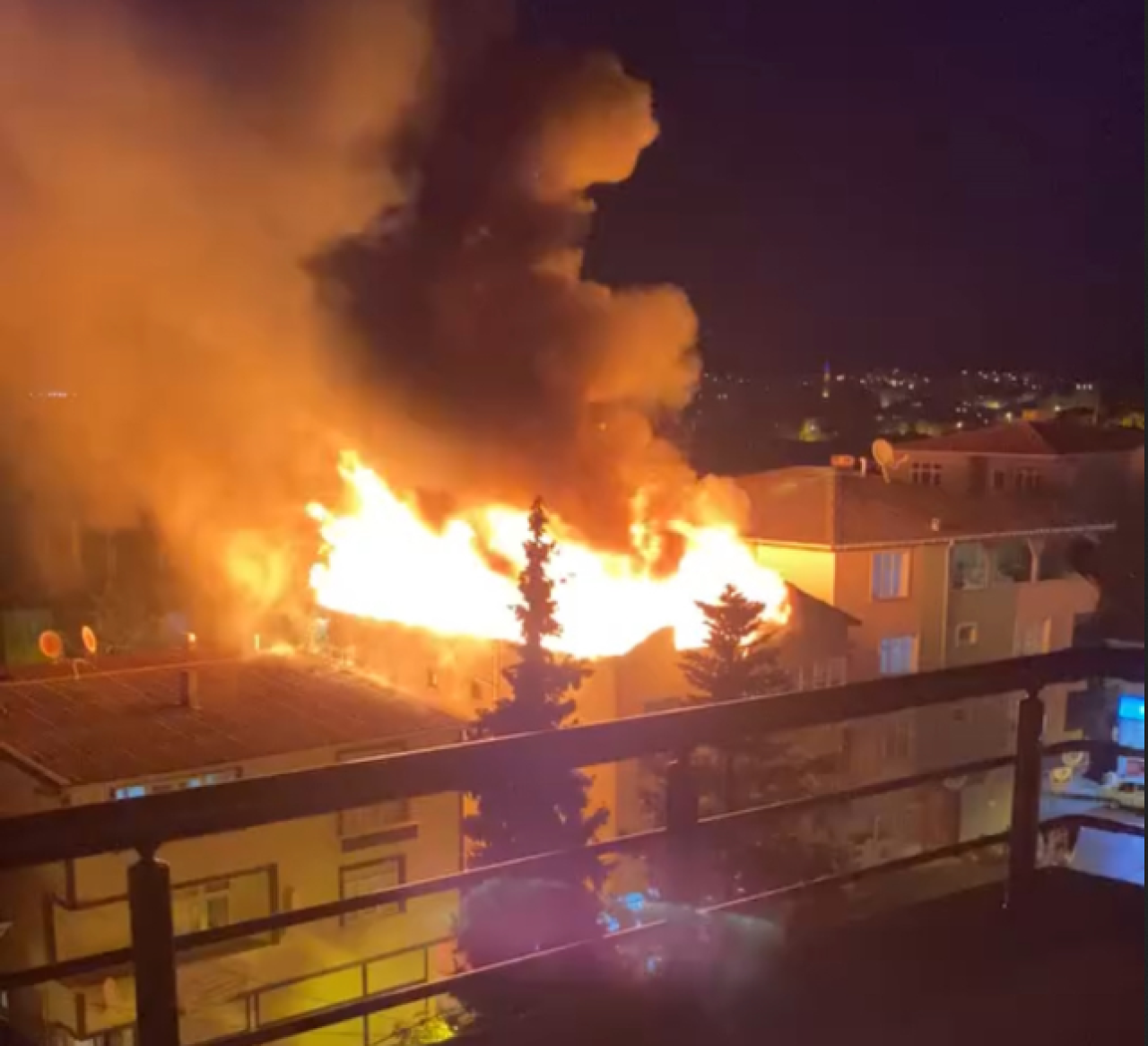 İstanbul'da madde bağımlısı kişi evini ateşe verdi!