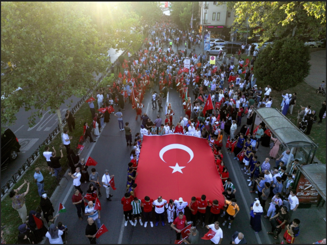 15 Temmuz'un yıl dönümü: Binlerce İstanbullu sokaklara akın etti