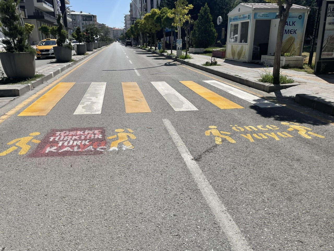 Van'da Kürtçe yazılan trafik kurallarının üzerine 'Türkiye Türk’tür,  Türk kalacak' yazıldı