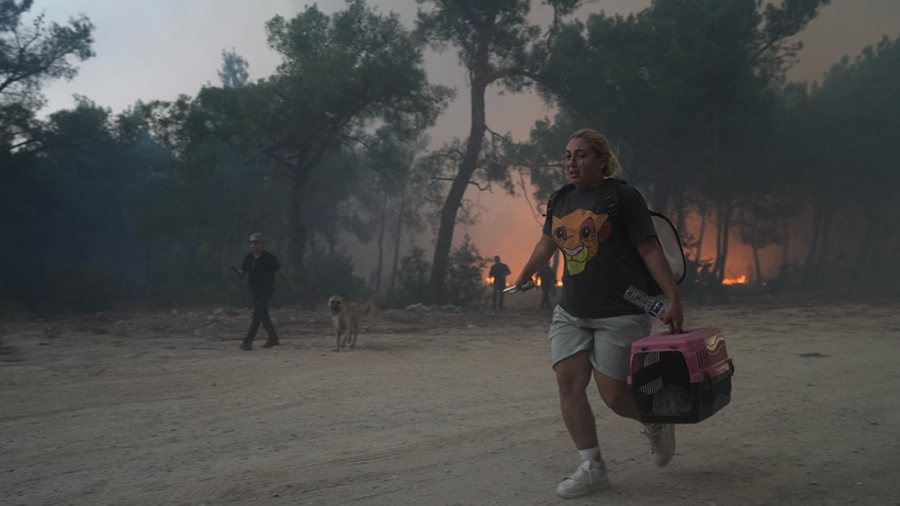 İzmir cayır cayır yanıyor. Evler boşaltılıyor insanlar kaçıyor