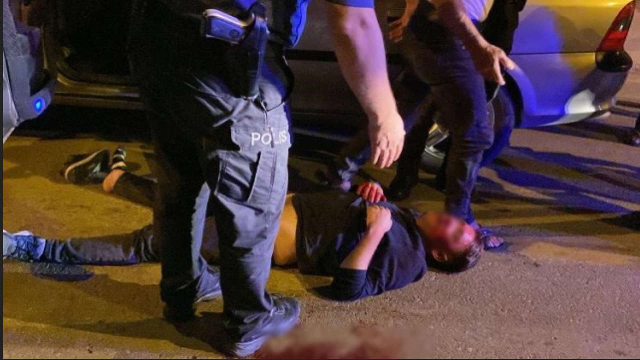 Tüfek ve satırla ev basıp haraç istedi: Meydan dayağı yedi!