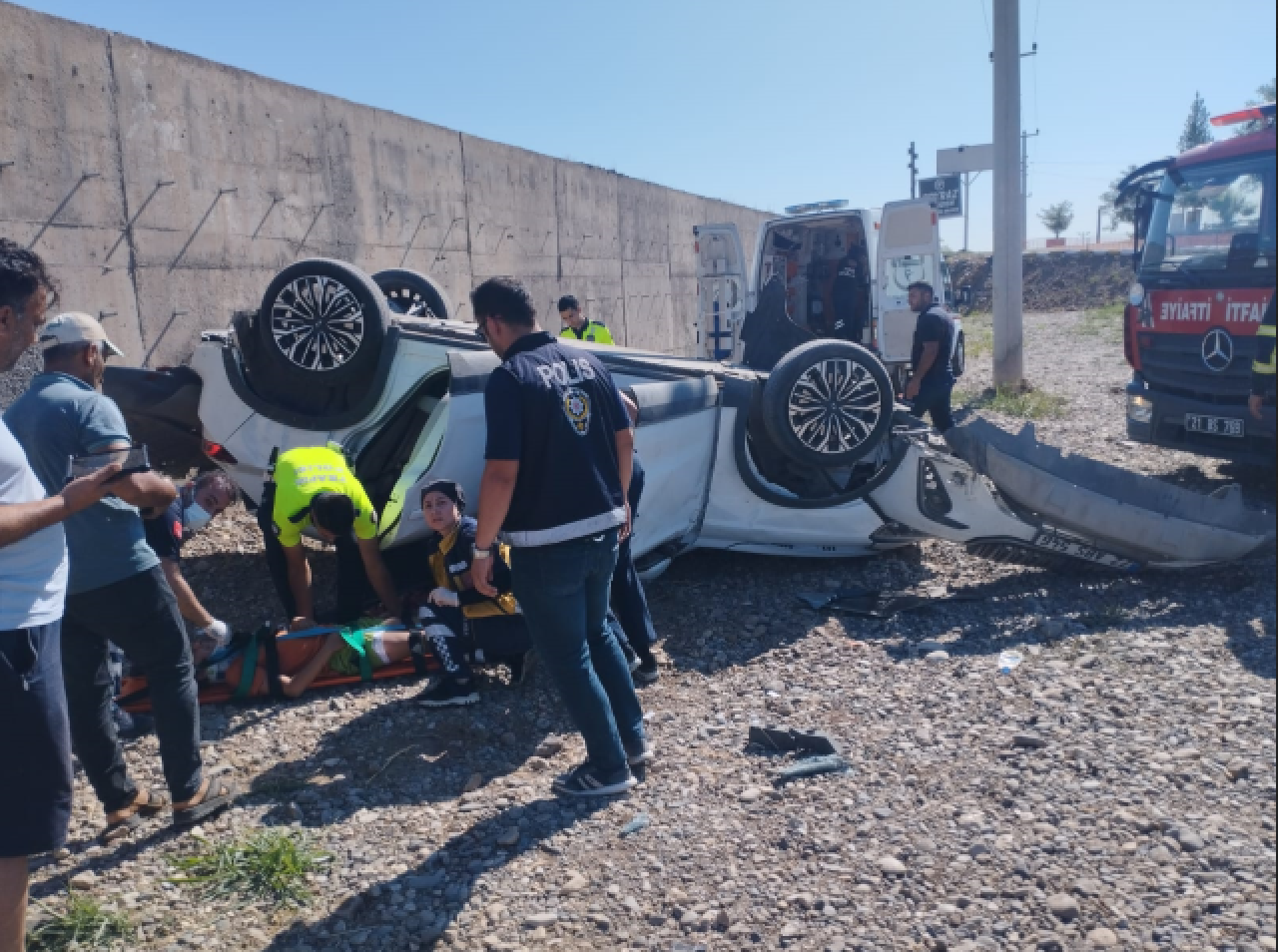 Kontrolden çıkan araç yüksekten düştü: 1'i ağır 5 yaralı!