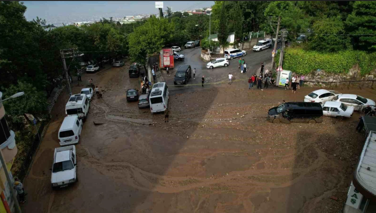 Bursa'da şiddetli yağış hayatı olumsuz etkiledi!