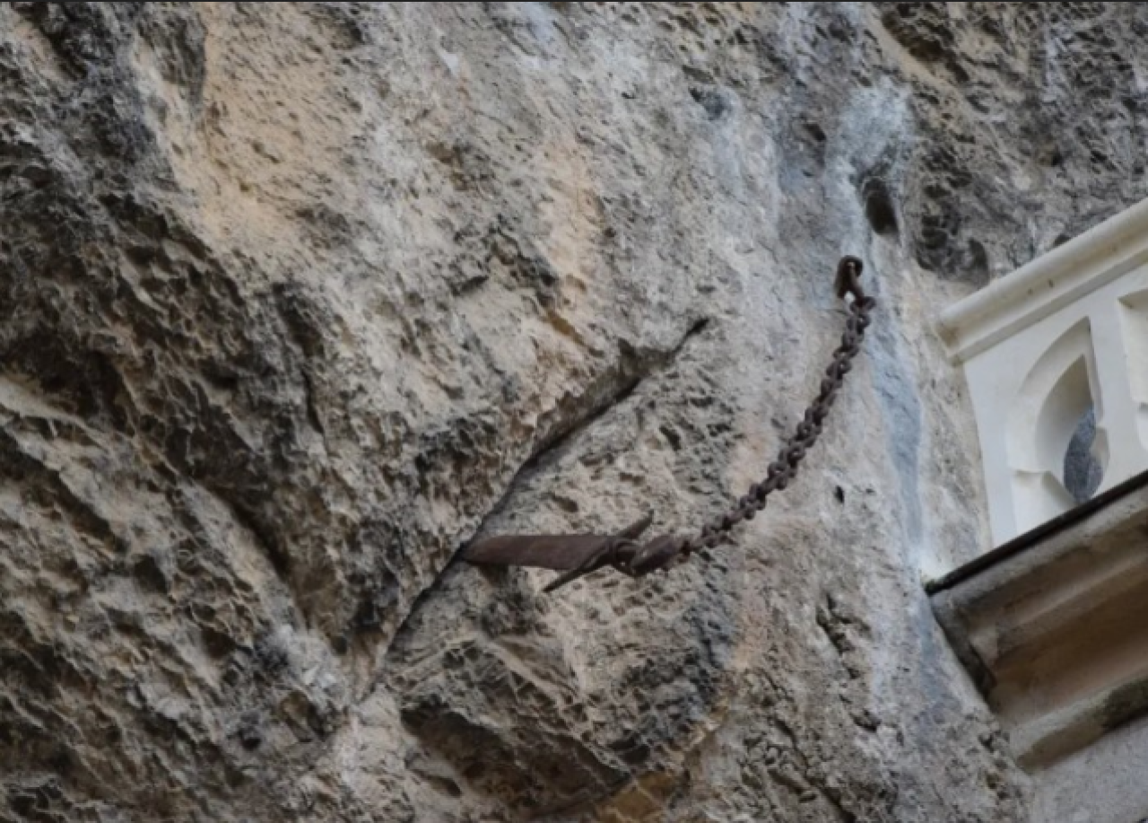 Fransa'da  ''Excalibur'' olarak bilinen antik kılıç gizemli şekilde kayboldu!