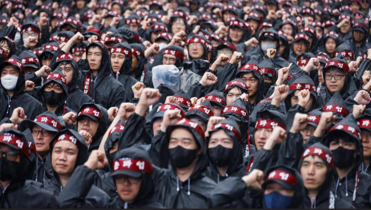 Güney Kore'de Samsung çalışanları greve çıktı!