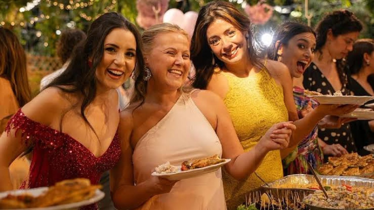 Ünlü şarkıcı Karsu'nun kına gecesindeki yemekler dikkat çekti