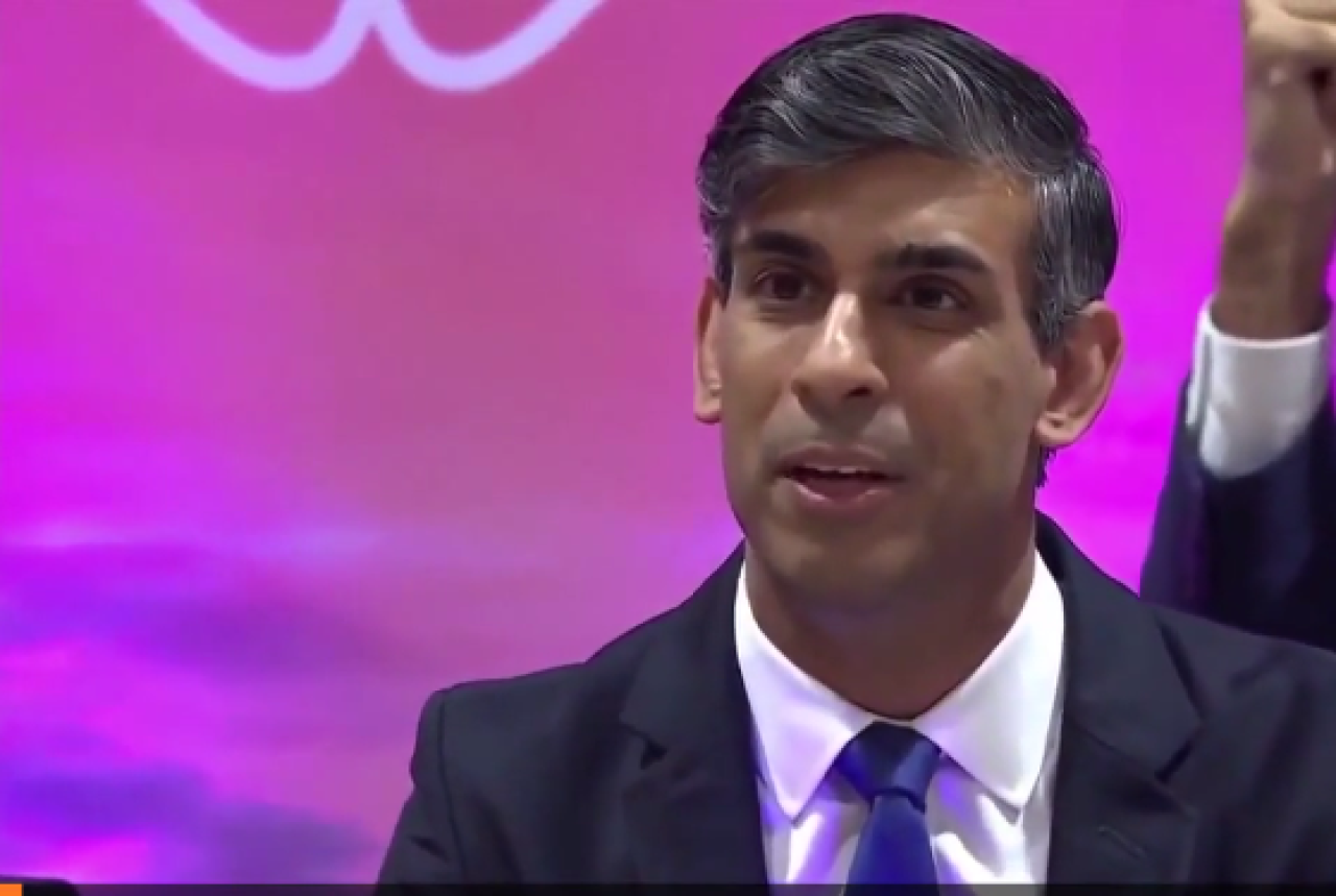 İngiltere'de 14 yılın ardından büyük değişim:  Rishi Sunak özür diledi