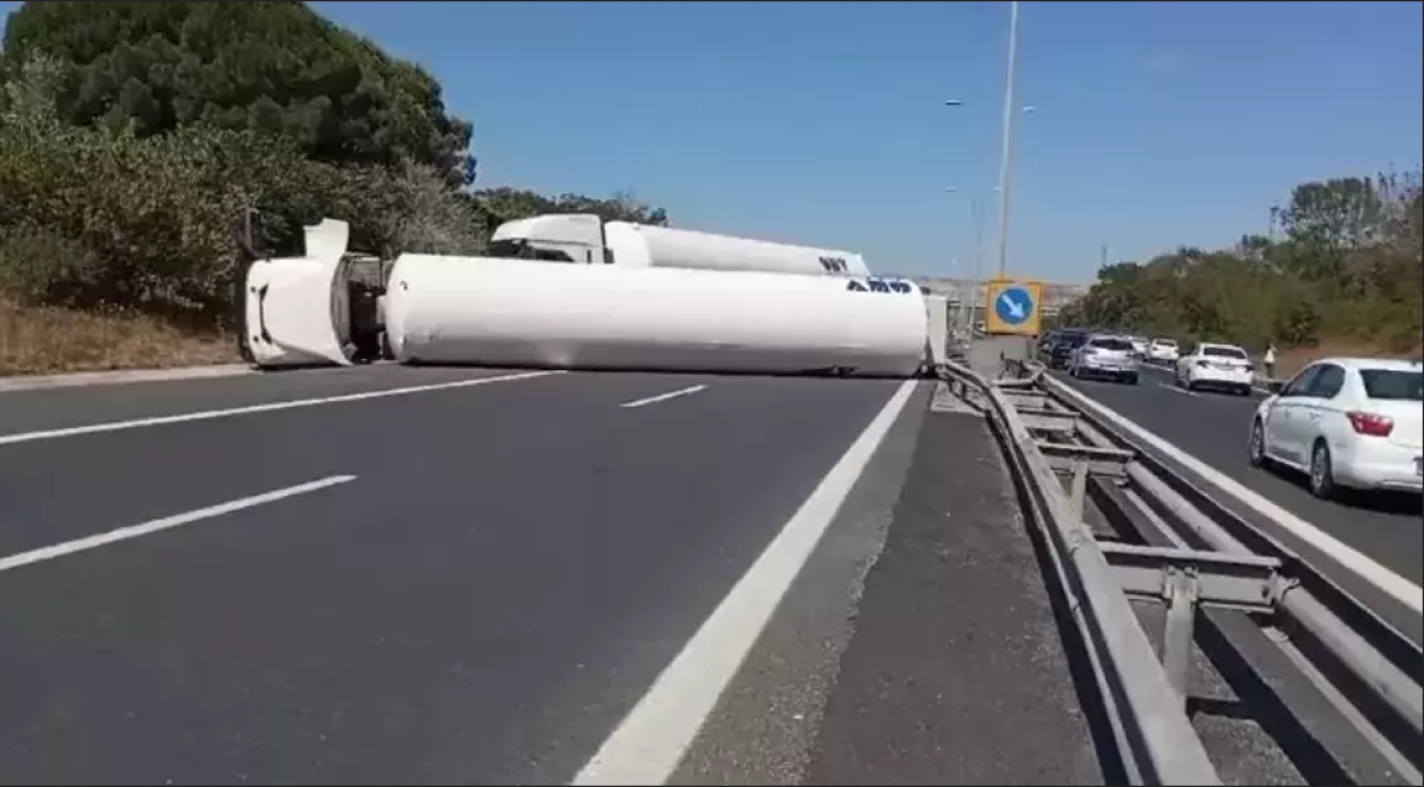 TEM'de tanker devrildi!  İstanbul yönü trafiğe kapandı