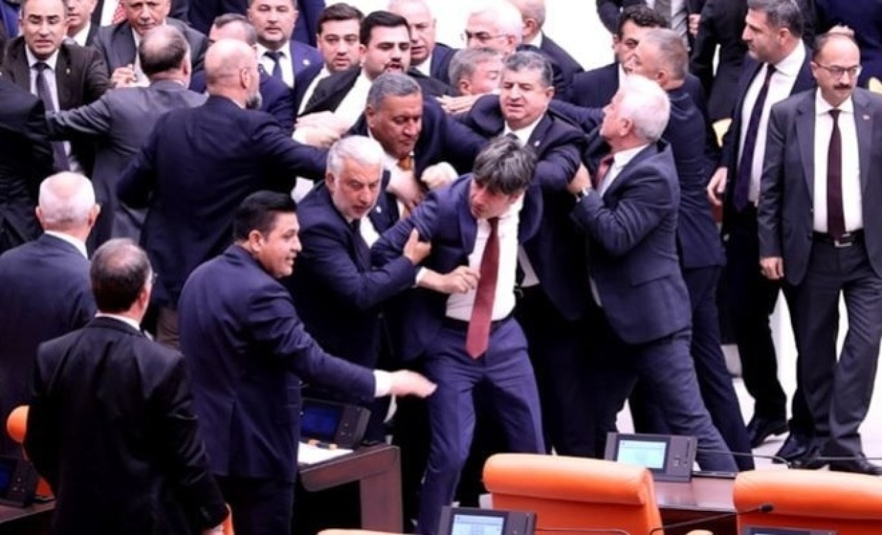 Meclis'te ortalık karıştı: Yumruklar havada uçuştu!